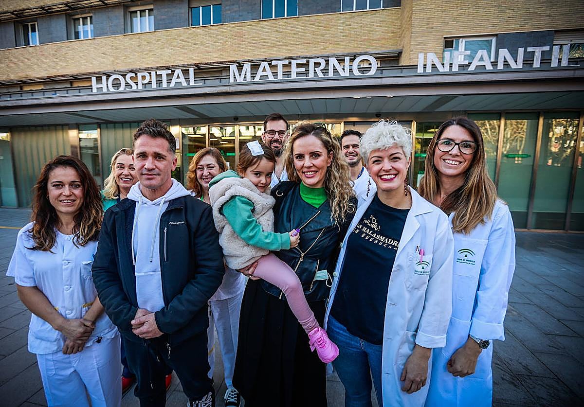 Los padres de Alodía con la menor y el equipo sanitario a las puertas del Materno Infantil de Granada.