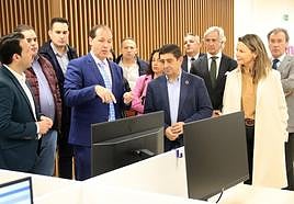 Francisco Reyes (centro) visitó el Centro de Competencias Digitales de Renfe en Linares.