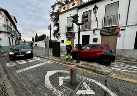 Un técnico echa una mano a los conductores durante la mañana del lunes.