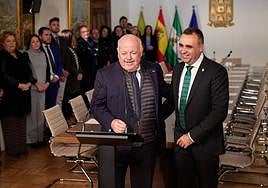 Francisco Rodríguez y Jesús Aguirre en la sala de la junta de gobierno de Diputación.