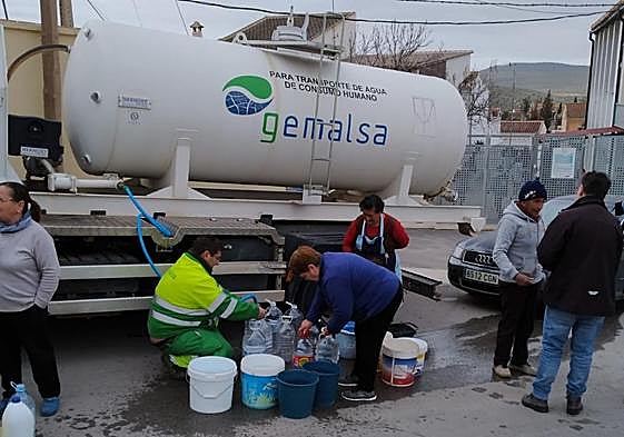 Los vecinos de Venta del Rayo llenan bidones de agua para beber, cocinar o limpiar.