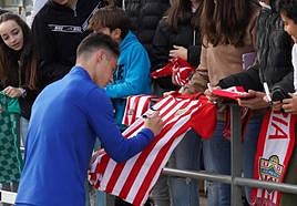 Sergio Arribas firmando camisetas durante el entrenamiento de ayer.