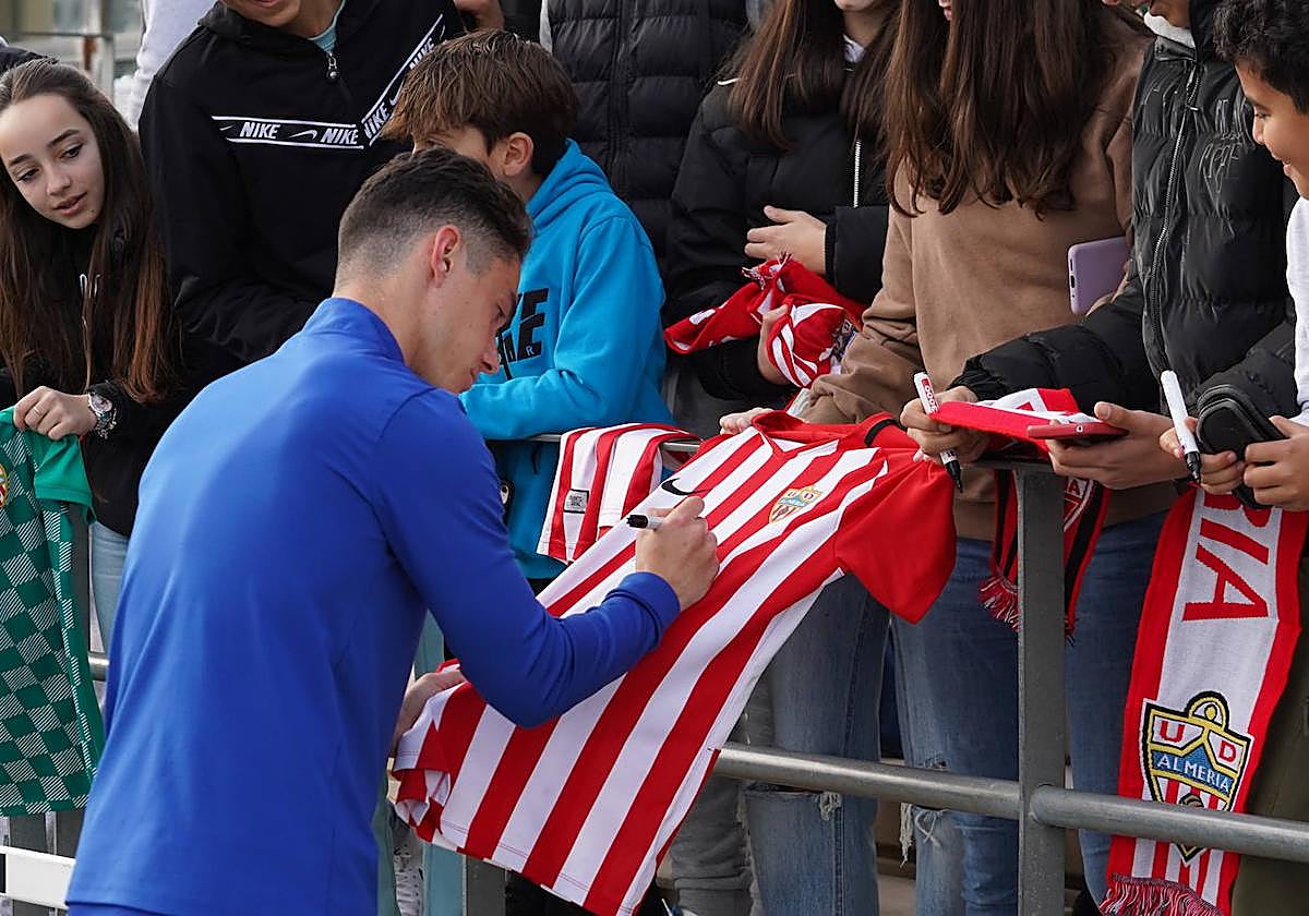 Sergio Arribas firmando camisetas durante el entrenamiento de ayer.