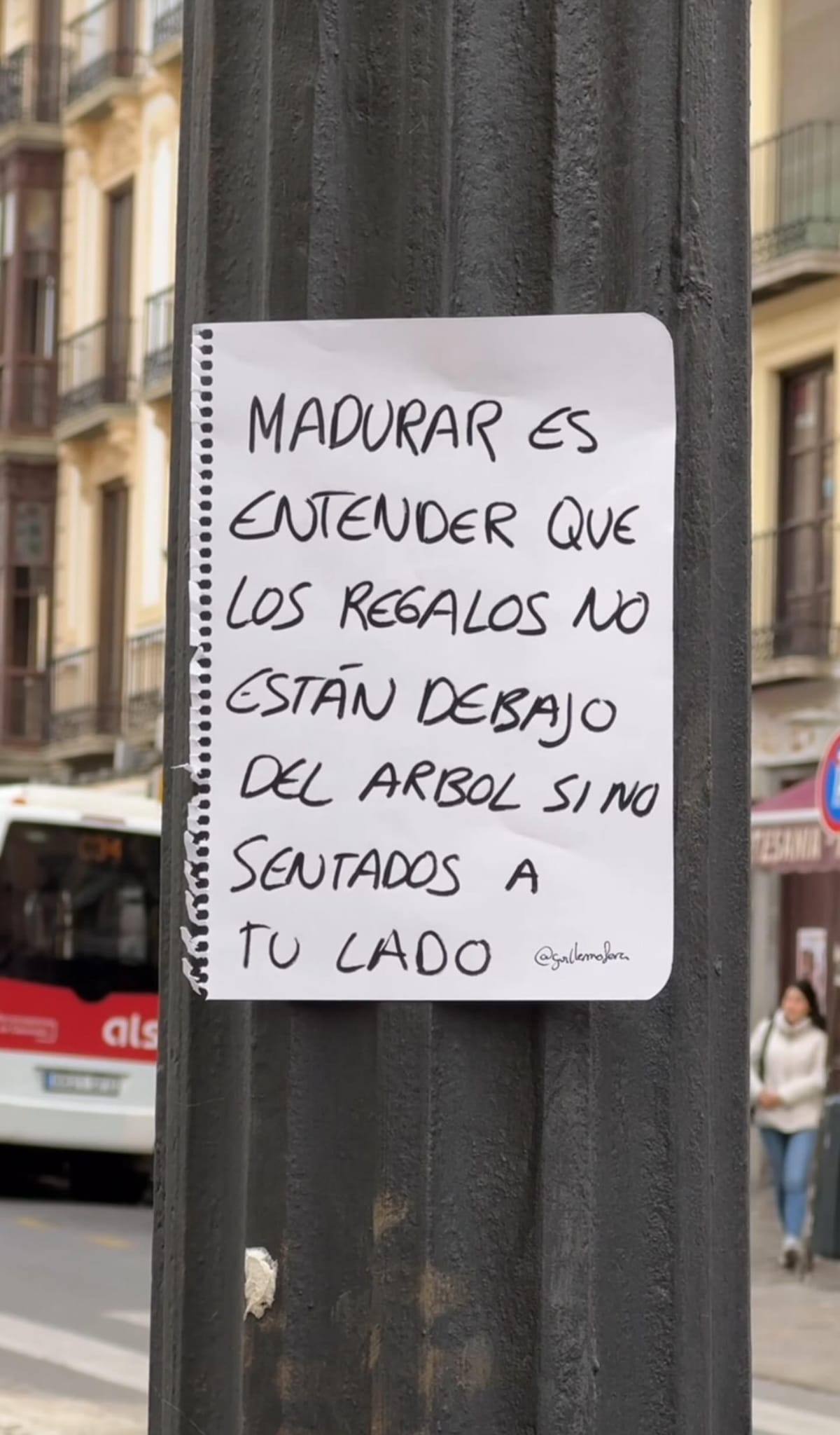 Otro de los carteles pegados en una farola del centro de Granada