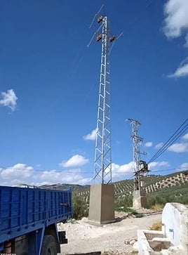 Endesa tiende una línea de media tensión para el refuerzo de la red eléctrica de Loja