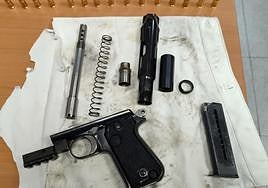 Se saltan un control policial y son detenidos con una pistola y droga