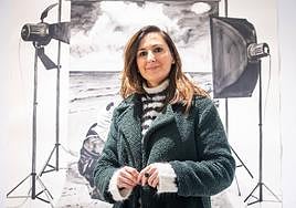 La artista ante su obra 'Área de registro y catalogación de obras de arte', en el Instituto de América de Santa Fe