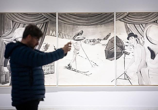 Un visitante ante 'El balcón de las apariencias'.