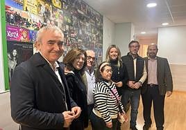 Representantes de la asociación, del Ayuntamiento y la Junta en la inauguración de la nueva sala.