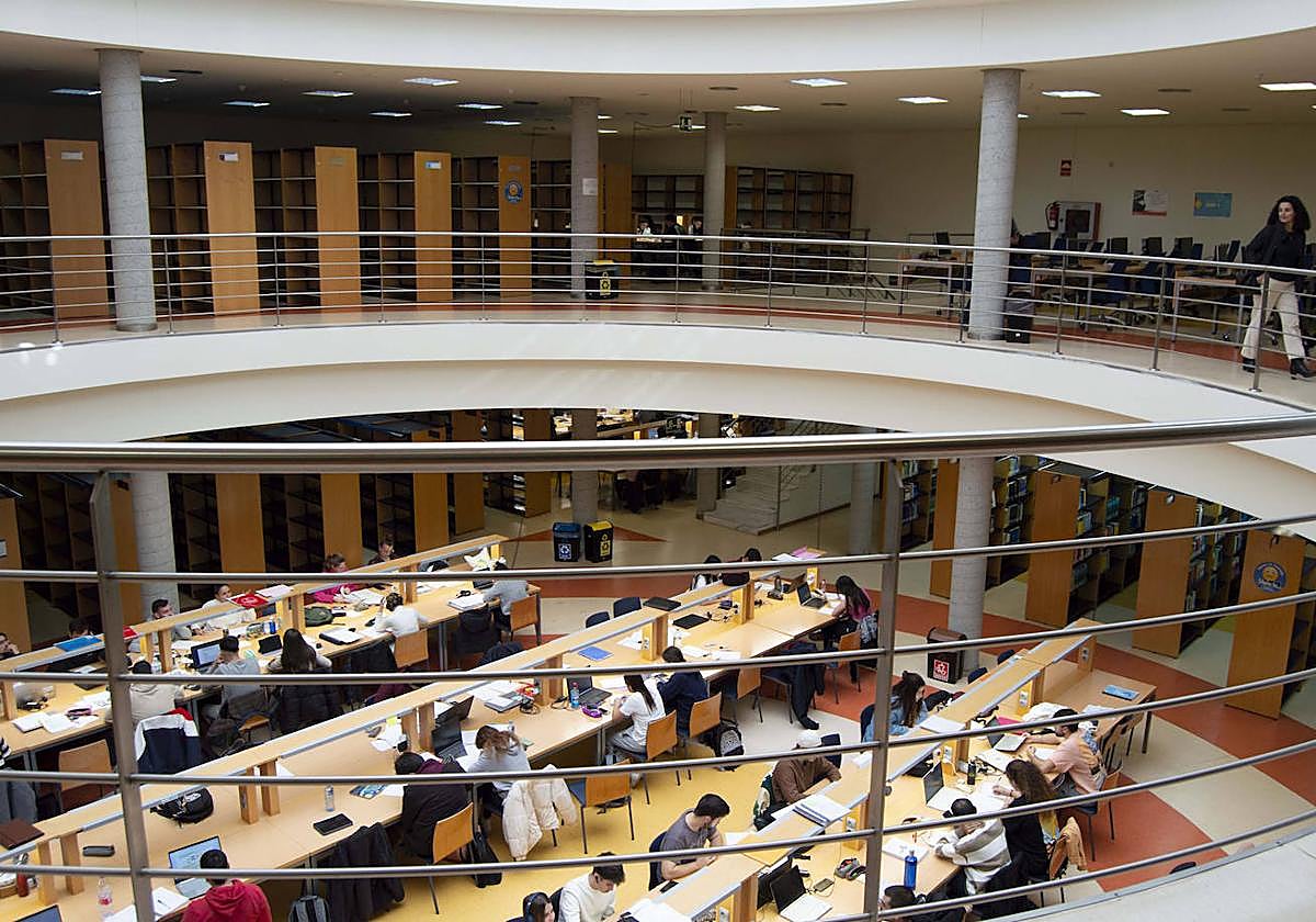 Usuarios en una de las salas de estudio de la Biblioteca Nicolás Salmerón de la UAL.