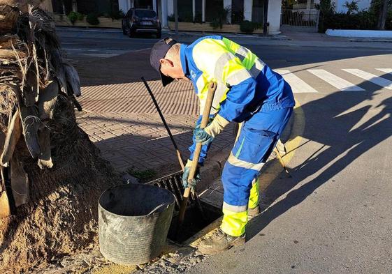 La Costa, preparada para las lluvias con la limpieza de imbornales