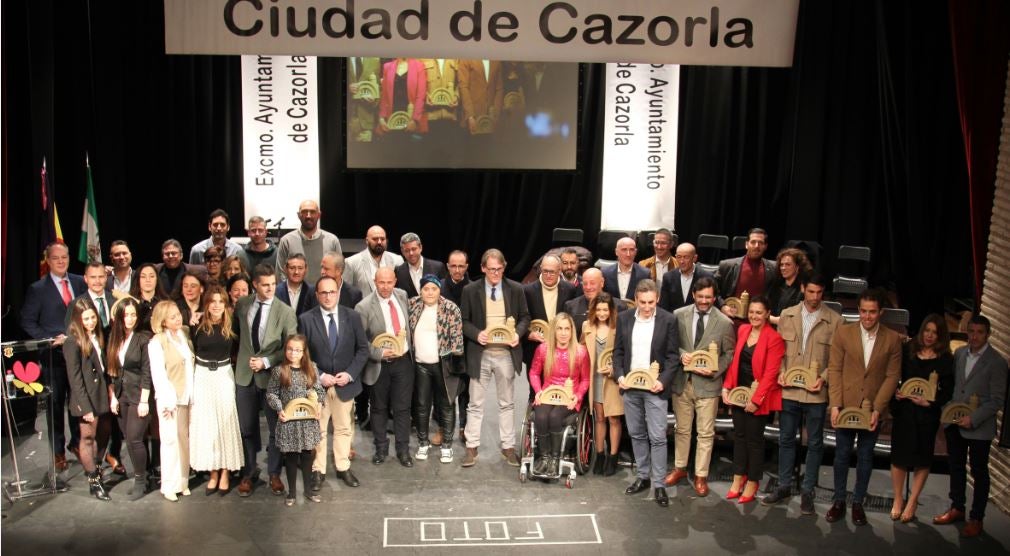 Foto de familia de los galardonados y los representantes de las administraciones y colectivos.