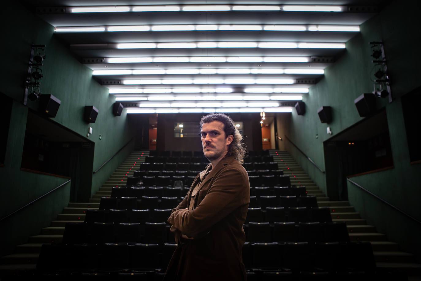 Raúl M. Osorio, en la Sala Val del Omar de la Biblioteca de Andalucía.