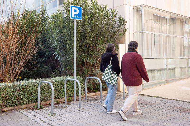 Zona de estacionamiento de patinetes totalmente vacía.