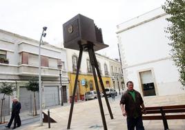 Una cámara de fotos antigua, a la entrada al CAF.