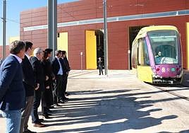 Visita de responsables del Ayuntamiento y de la Junta a las cocheras del tranvía, el pasado viernes.