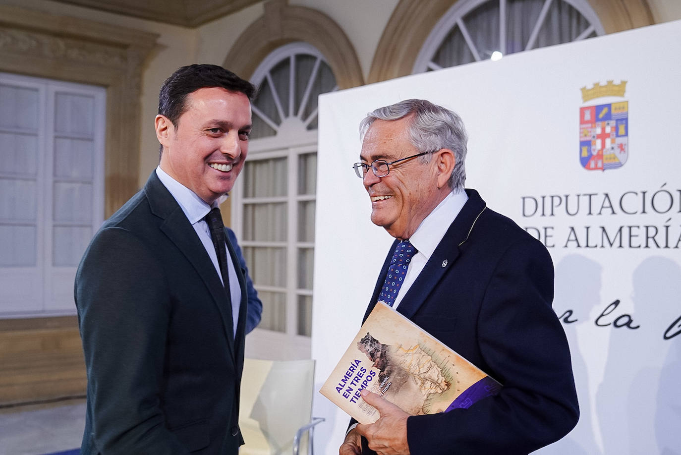 El presidente de la Diputación de Almería, Javier A. García, departe con el autor del libro, Andrés García Lorca, durante la presentación.