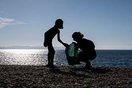 Limpieza en una playa de Almería.