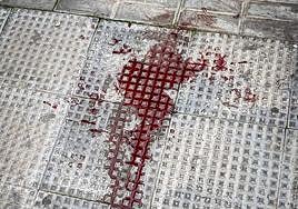 Reguero de sangre en la zona de los hechos.
