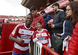 Martin Hongla posa junto a los aficionados durante su presentación oficial.