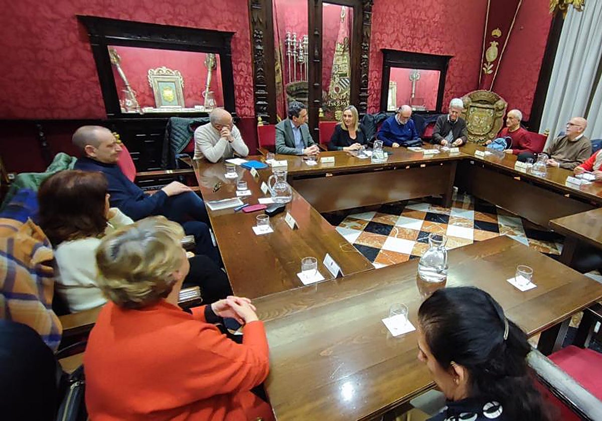 La reunión se celebró en el salón de comisiones.