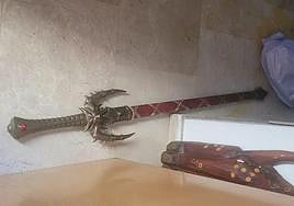 Espada con la que el agresor recibió a los agentes.