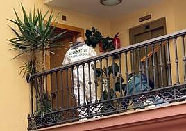 Agentes de criminalística de la Guardia Civil en el lugar de los hechos.