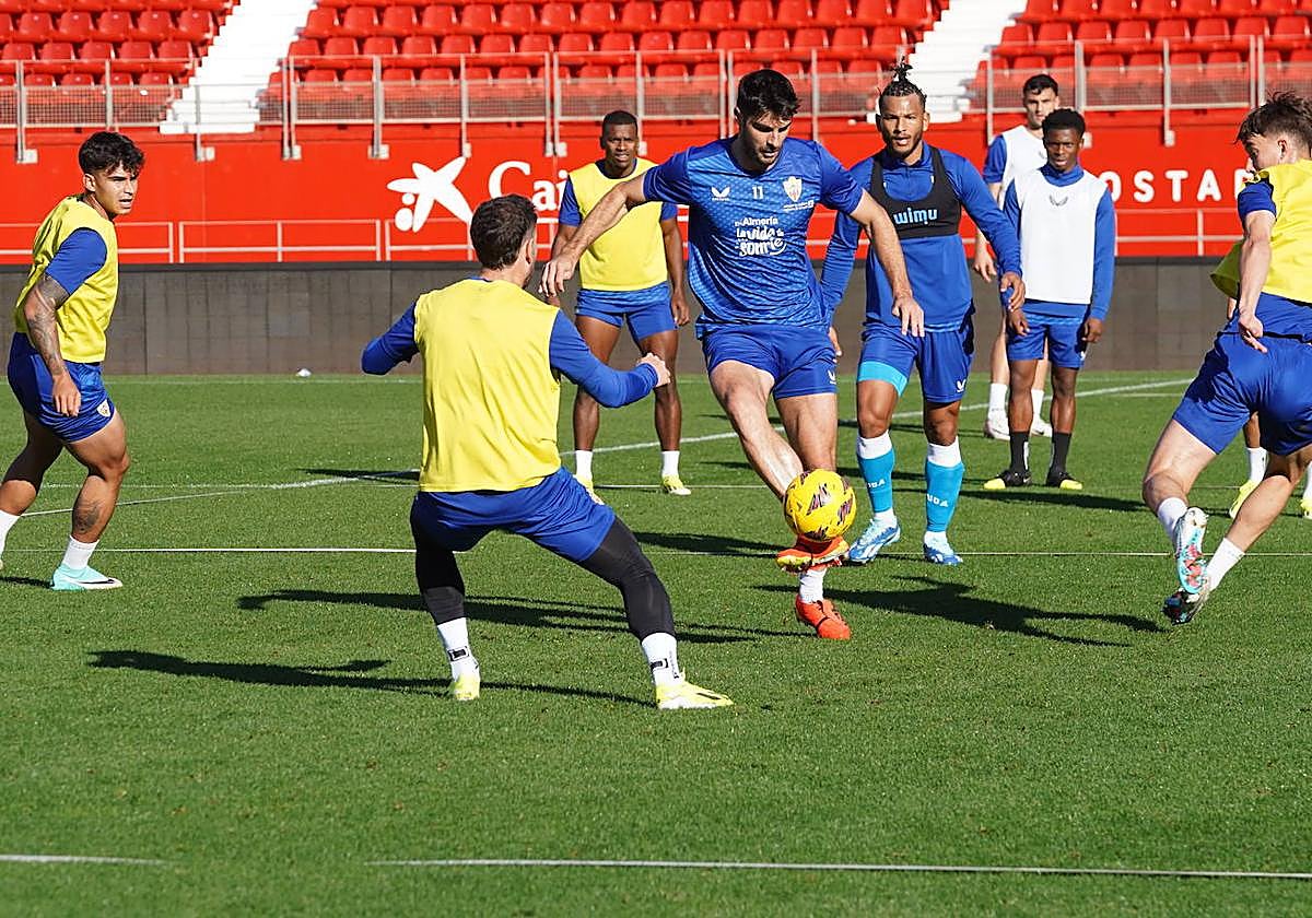 Gonzalo Melero controla el balón frente a la presión de Adri Embarba y ante la mirada de Luis Suárez.