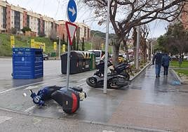 Motos caídas a consecuencia del viento en la avenida de Andalucía.