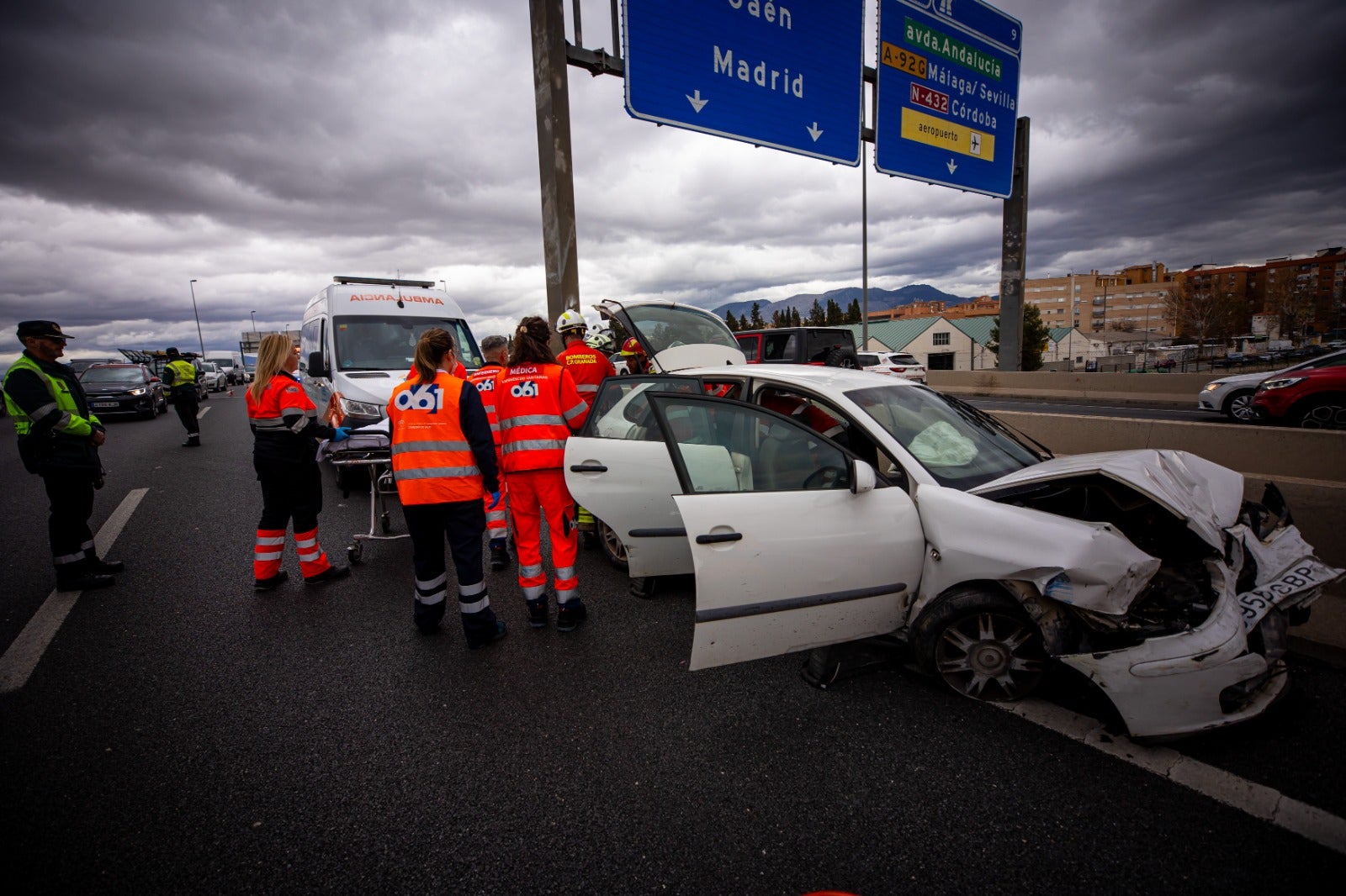 Las imágenes del rescate a un hombre tras un accidente en la Circunvalación