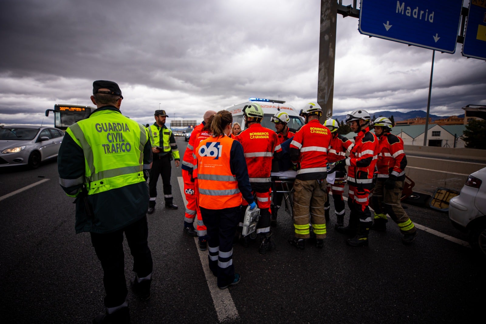 Las imágenes del rescate a un hombre tras un accidente en la Circunvalación