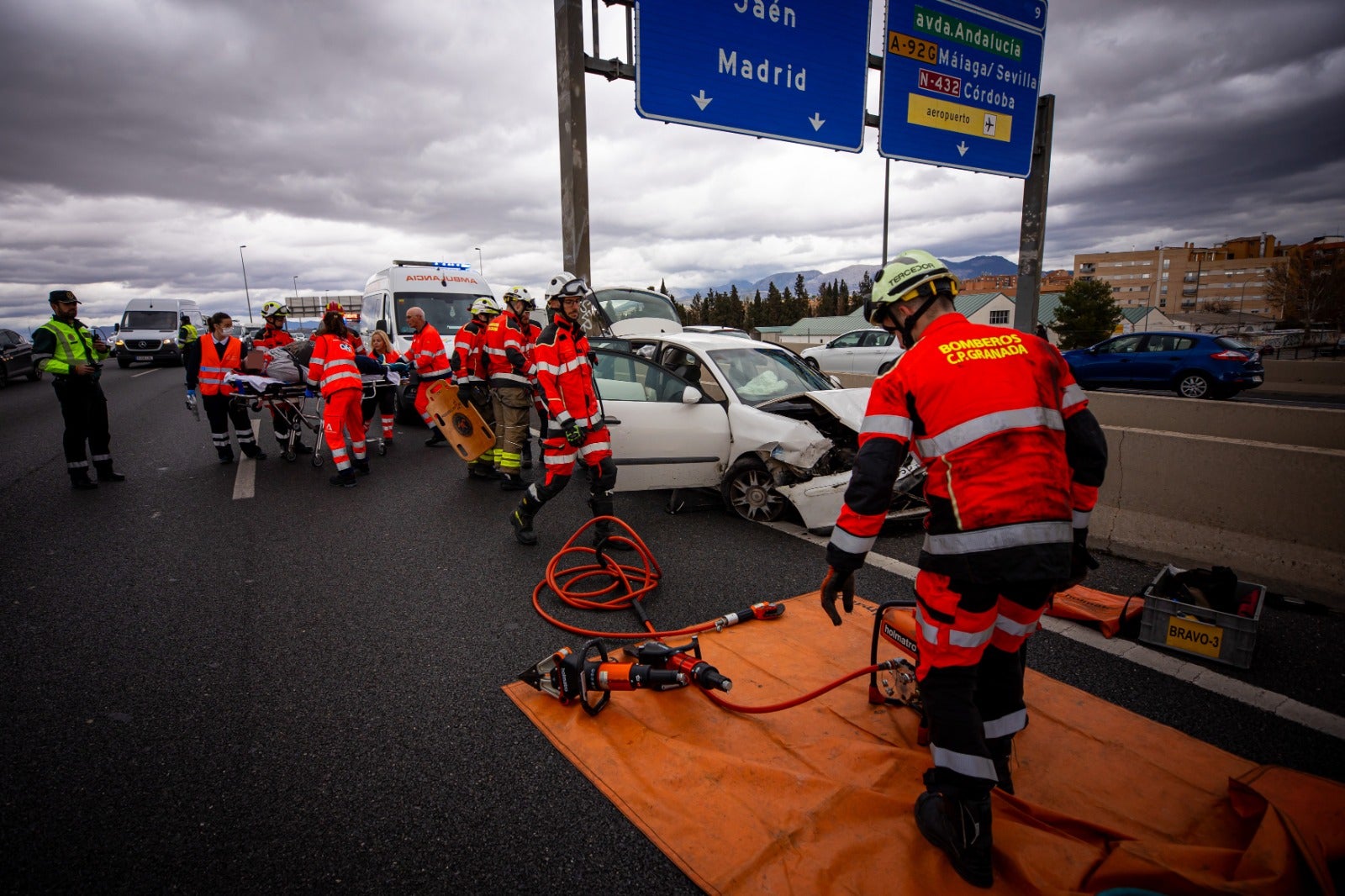 Las imágenes del rescate a un hombre tras un accidente en la Circunvalación