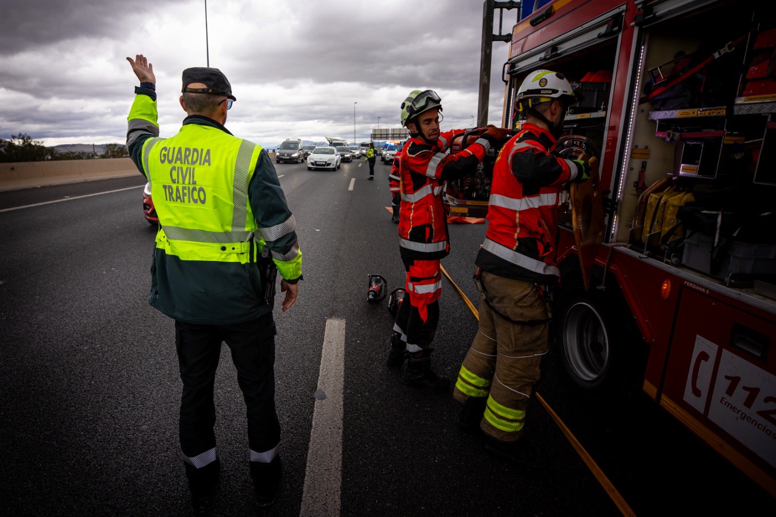 Las imágenes del rescate a un hombre tras un accidente en la Circunvalación