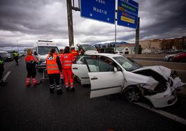 Bomberos excarcelan al herido en la autovía de Granada.