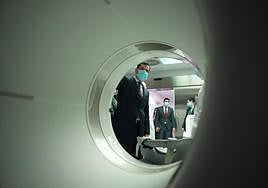 Visita del presidente andaluz al PET-TAC del Hospital de Jaén.