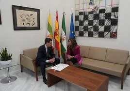 Juanma Moreno se ha reunido con la alcaldesa de Linares, Auxi del Olmo.
