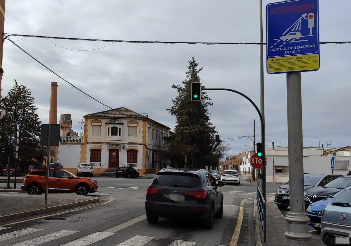 El Ayuntamiento de Pinos Puente defiende su gestión del semáforo: «Queremos evitar accidentes»