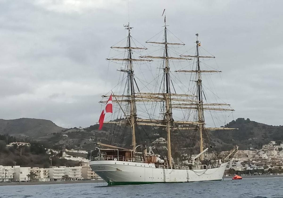 La elegancia de la silueta de la fragata se deja ver en la bahía de La Herradura.