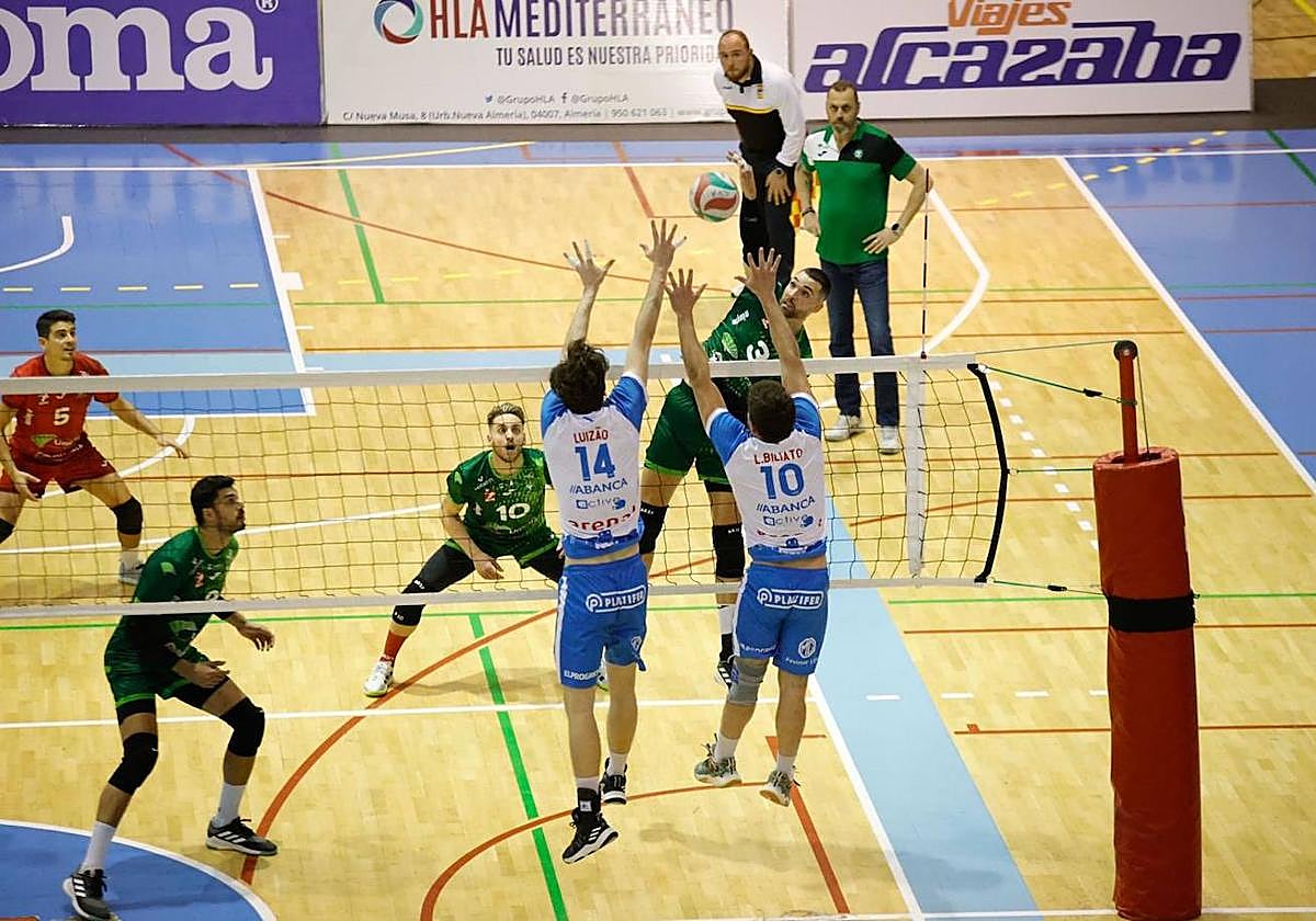 Víctor Rodríguez, que hizo un partidazo, supera el bloqueo de Augustinho y Lucas Biliato.