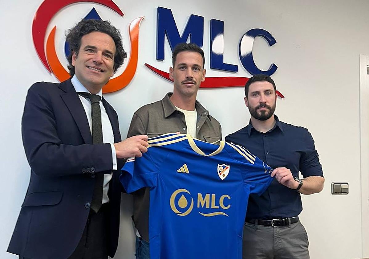 El delantero Álvaro Vázquez fue presentado en la sede de MLC y hoy debutará en Linarejos contra el Mérida.