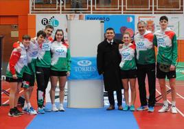 Los jugadores del Bádminton Granada posan antes del partido.