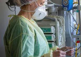 Una profesional sanitaria trabajando en la UCI, de archivo.