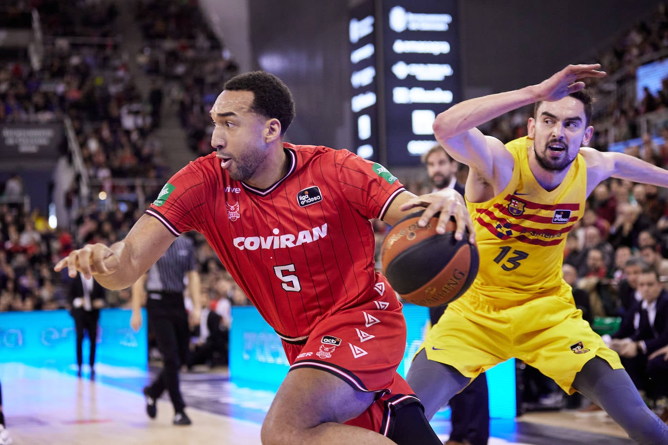 Kwan Cheatham se escapa de la marca de Satoransky en el Palacio de los Deportes.