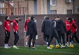Alexander Medina, en el centro, charla con sus futbolistas antes del último entrenamiento del equipo.
