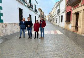 José Luis Agea y Francisca Paula Calero visitan la calle Ramón y Cajal.