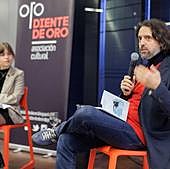 Andrés Neuman (derecha), durante la presentación de su poemario 'Isla con madre', con María Elena Higueruelo.