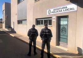 La Policía Local de Tabernas salva la vida de un hombre de avanzada edad que estaba encerrado en su vivienda