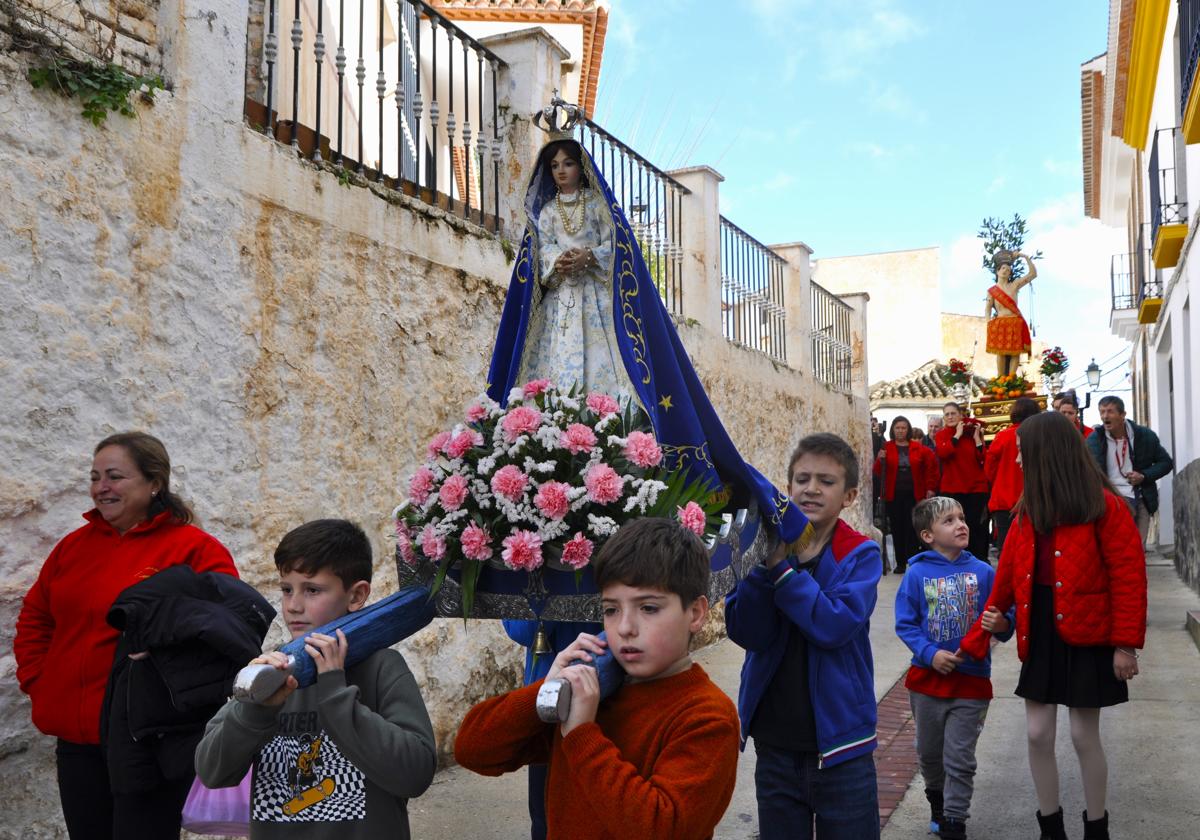 Albuñuelas celebra a San Sebastián con música, actos religiosos y 400 platos de puchero