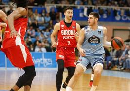 Stefan Momirov, del Río Breogán, protege el balón de la defensa del Girona