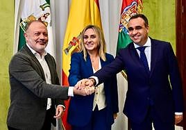 La alcaldesa y el presidente de la Diputación, junto a un representante de Iberia
